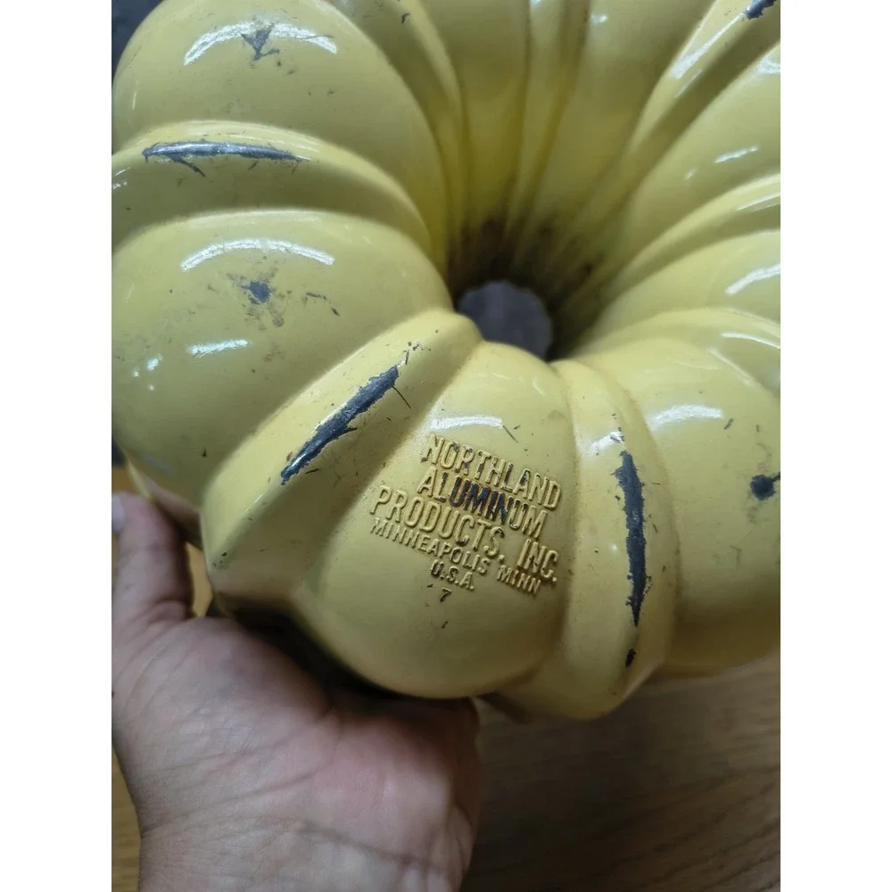 VINTAGE Nordic Ware BUNDT pan 50 years old cake mold in yellow 60s 70s